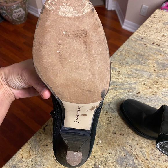 Nine West unbuckle oiled leather and suede trim around toe and ankle. - Picture 2 of 6